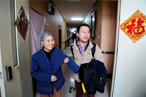 老人亲自送别志愿者