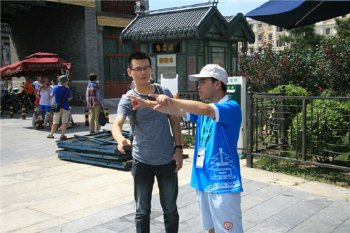 前门大街服务--为游客指路