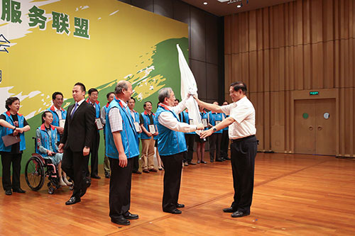 2-刘淇会长向首都文艺志愿服务联盟授旗