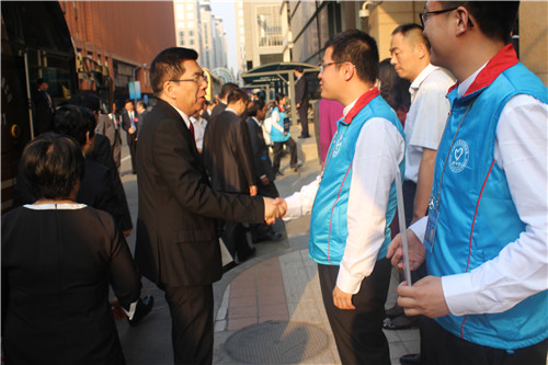 参会代表与志愿者握手