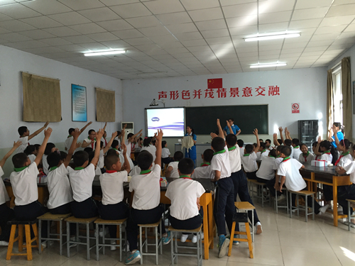 学生们踊跃举手回答志愿者提问