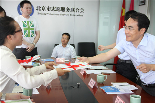 市外办相关同志为亚信年会志愿者发放志愿服务证书
