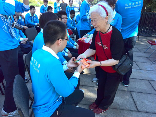 4.专家蔡奶奶给志愿者带来端午的粽子