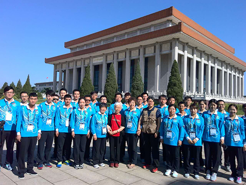 6.志愿者与市志愿服务联合会专家合影