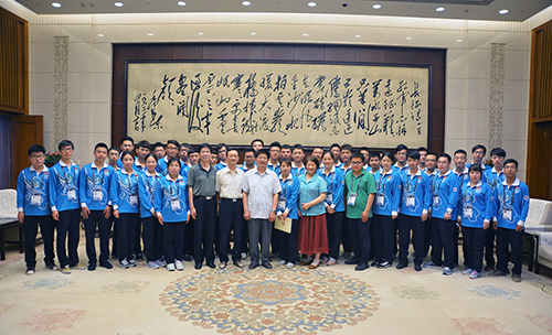 2.高学敏将军和志愿者们合影