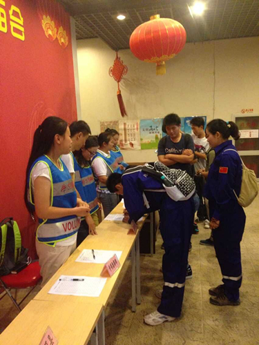 1-会议开始前忙碌签到中
