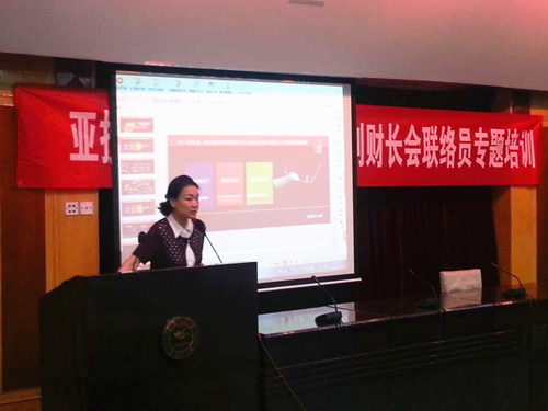 2、北京志愿服务发展研究会专家李柠讲解国际交往礼仪