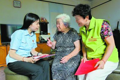 在职党员来到西城区新街口街道西四北三条社区，深入居民家中了解情况，开展志愿服务。从今年7月4日开始，西城区将每年七月的第一个休息日确定为“在职党员社区统一行动日”，组织在职党员到社区集中开展志愿服务活动。于志强摄