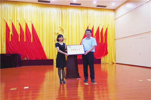 郭新保同志为亦庄开发区党群活动服务中心授“志愿者之家”牌
