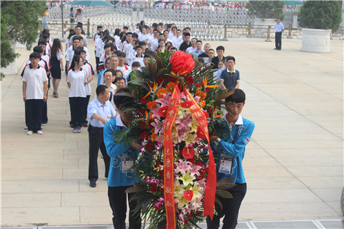 1.北京青年志愿者敬献花篮