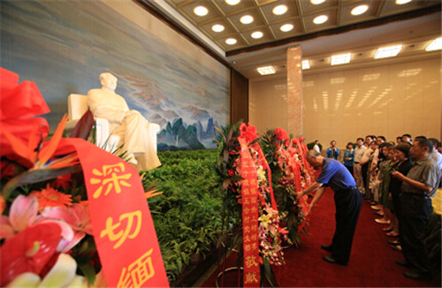 2.冷宽将军整理花篮缎带