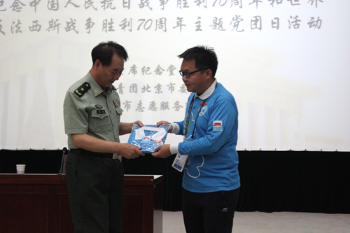 　毛主席纪念堂志愿服务示范站志愿者代表给龙凡将军赠送毛主席纪念堂志愿服务项目服装和“为人民服务徽章”
