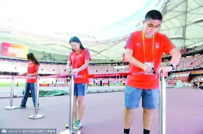 志愿者在国家体育场内进行服务演练。