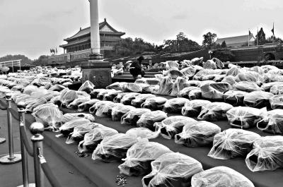 4日下午，细雨纷纷之中，天安门城楼东侧的临时观礼台上，工作人员正在冒雨进行拆卸工作