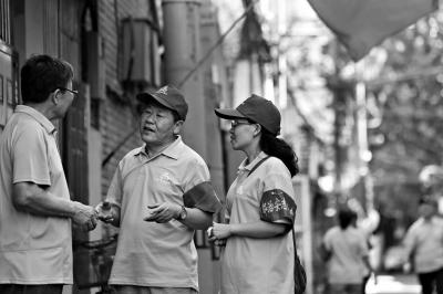 建国门街道安保志愿者们在辖区内巡查
