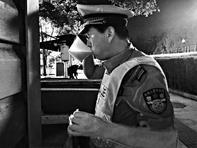 执勤期间，民警在街头风餐露宿