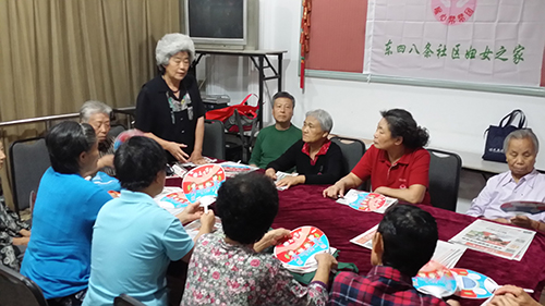 5 东城区东四八条社区暖心帮帮团的老志愿者正在分享服务感受