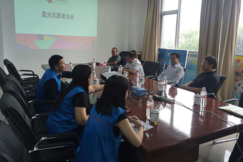 02调研组与志愿者代表座谈