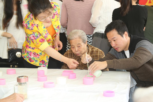 奶奶眼神紧盯着：别洒了_副本