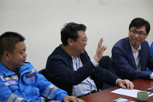 5-座谈中，新保主任向外宾介绍北京市应急志愿者工作现状