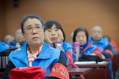 3观众们认真聆听精彩的志愿故事