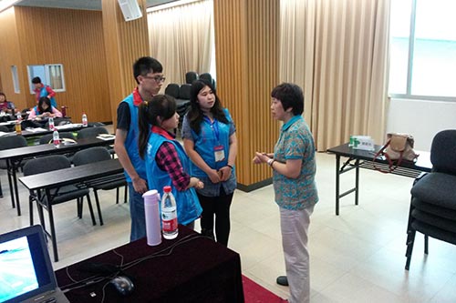 学员与老师交流