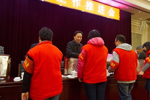 2-张延昆等同志为平安志愿服务优秀团队颁发奖牌