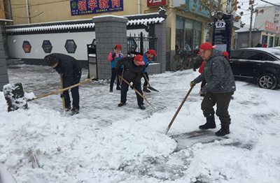 扫雪照片