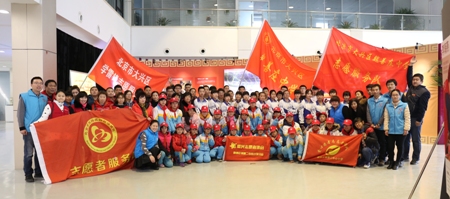 首批参观群众合影留念