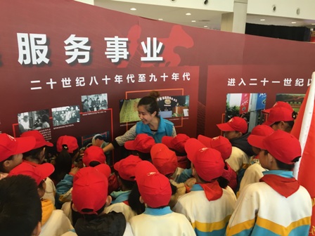志愿者为魏善庄二小讲解展板内容