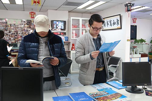 志愿服务组织代表在展示区了解本市志愿服务工作成果