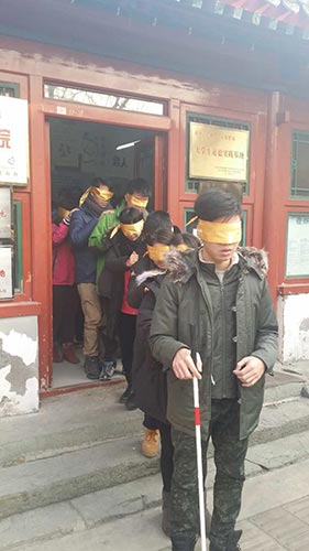 香港青年在红丹丹教育文化交流中心的心目影院体验盲人生活
