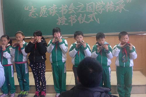 小朋友用陶笛演奏感恩的心