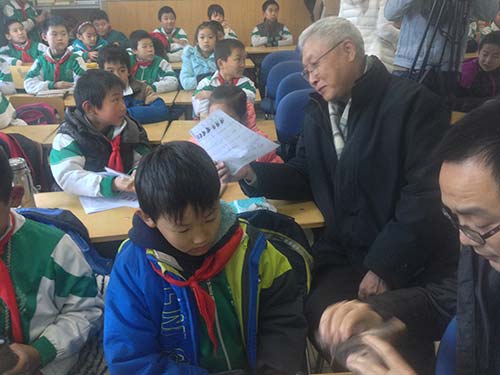 老志愿者和小学生们亲切交谈