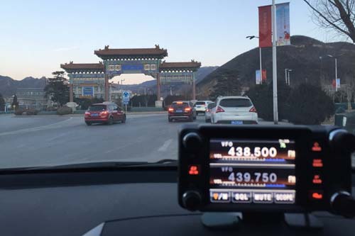 拂晓时分，接到任务的应急志愿者从四面八方赶到指定地点，完成机动集结