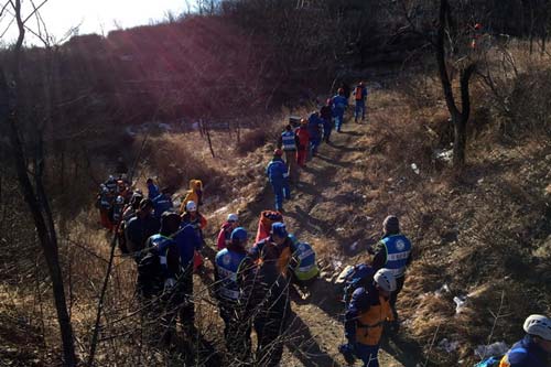 队员们分头出发，执行山野搜排搜救任务