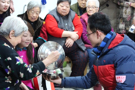 志愿者在给老人们变魔术