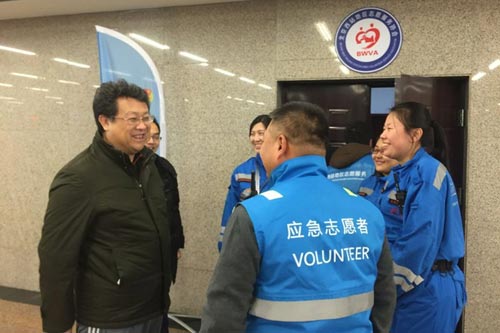 1-郭新保同志慰问参与春运服务的应急志愿者