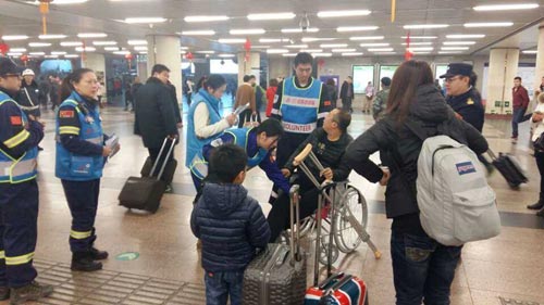 北京应急志愿者积极参与春运志愿服务