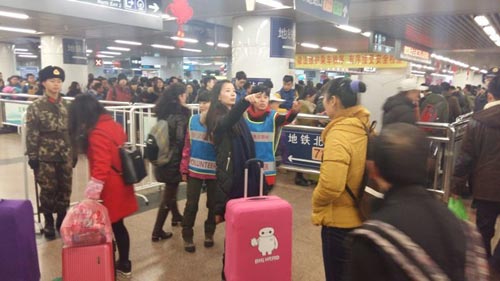 应急志愿者在北京西站为旅客指路