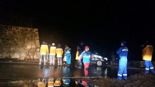 应急志愿者冒雨开展搜救