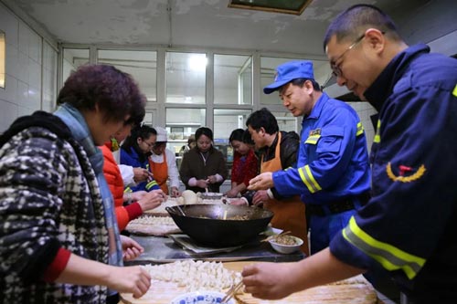 在天泰老年公寓为老人包饺子