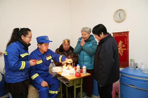 志愿者为老年公寓的老人过生日