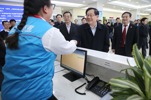 1-全国政协副主席万钢与志愿者亲切握手
