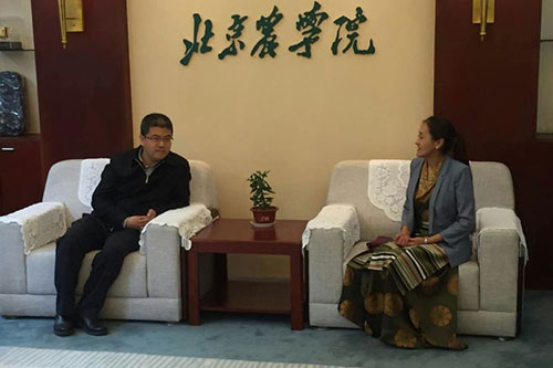 学校领导与宣讲团成员交流