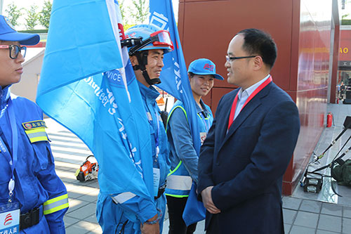 1-团市委副书记熊卓同志与应急志愿者亲切交流