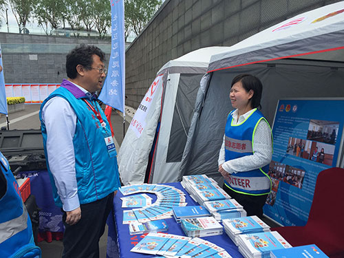 2-市志愿服务指导中心主任郭新保同志与参与过尼泊尔地震救援的志愿者进行交流