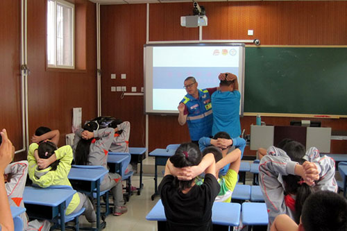 2016年5月9日，应急志愿者培训师在什刹海小学授课