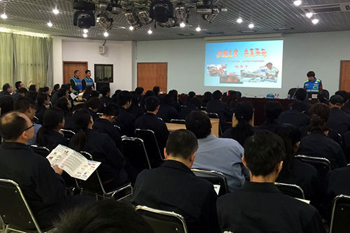 2016年5月11日，应急志愿者培训师在护国寺社区授课