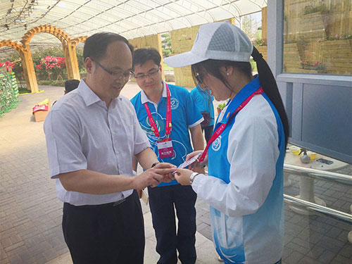 2-熊卓书记给志愿者贴激励花瓣